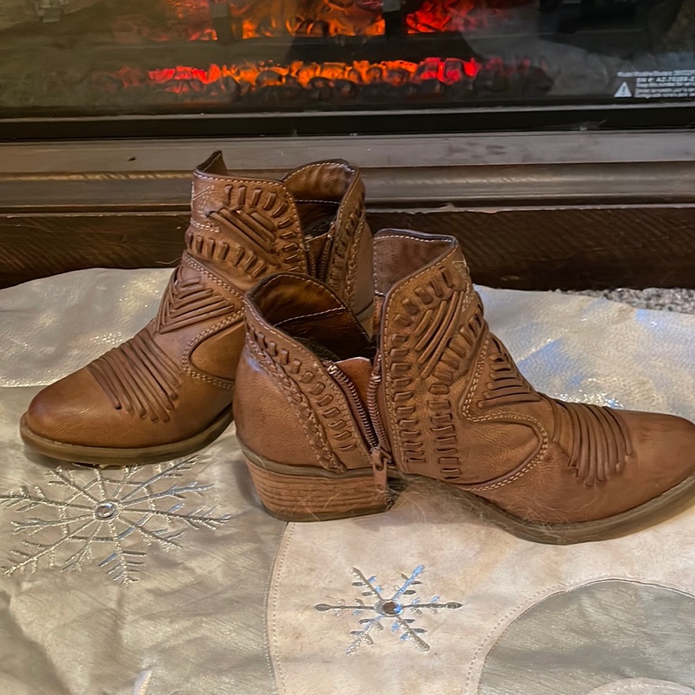 Not rated size 6.5 booties like new condition barley worn.